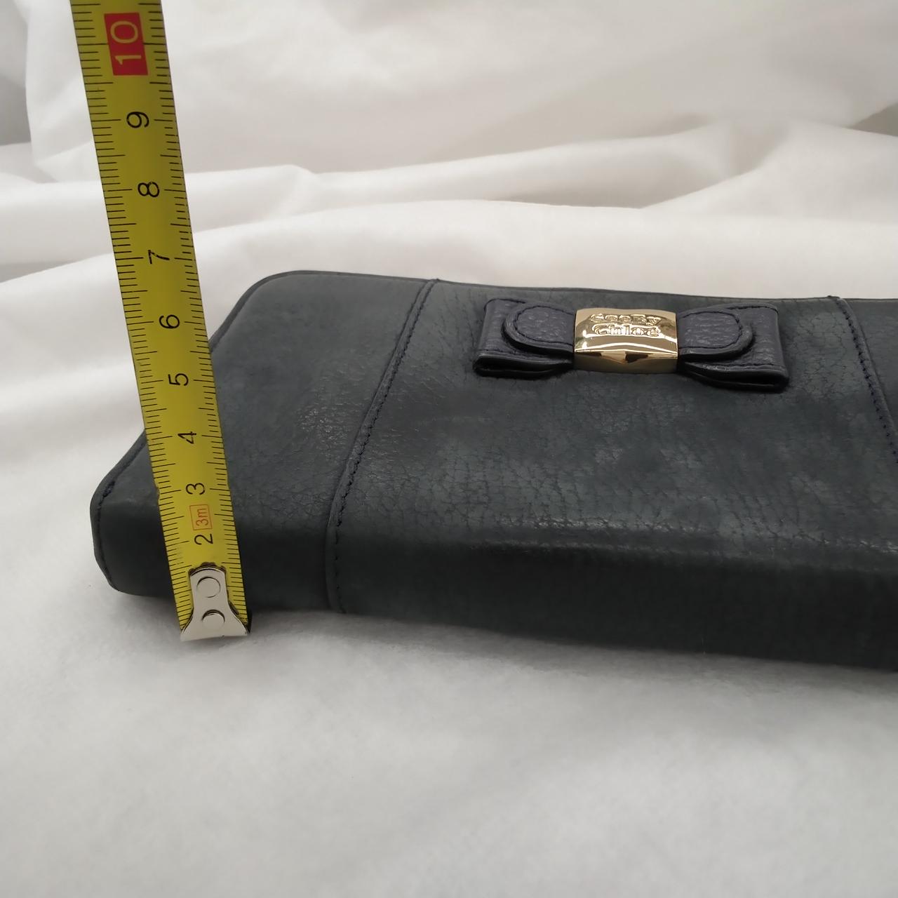 色あせが全体に見られます。