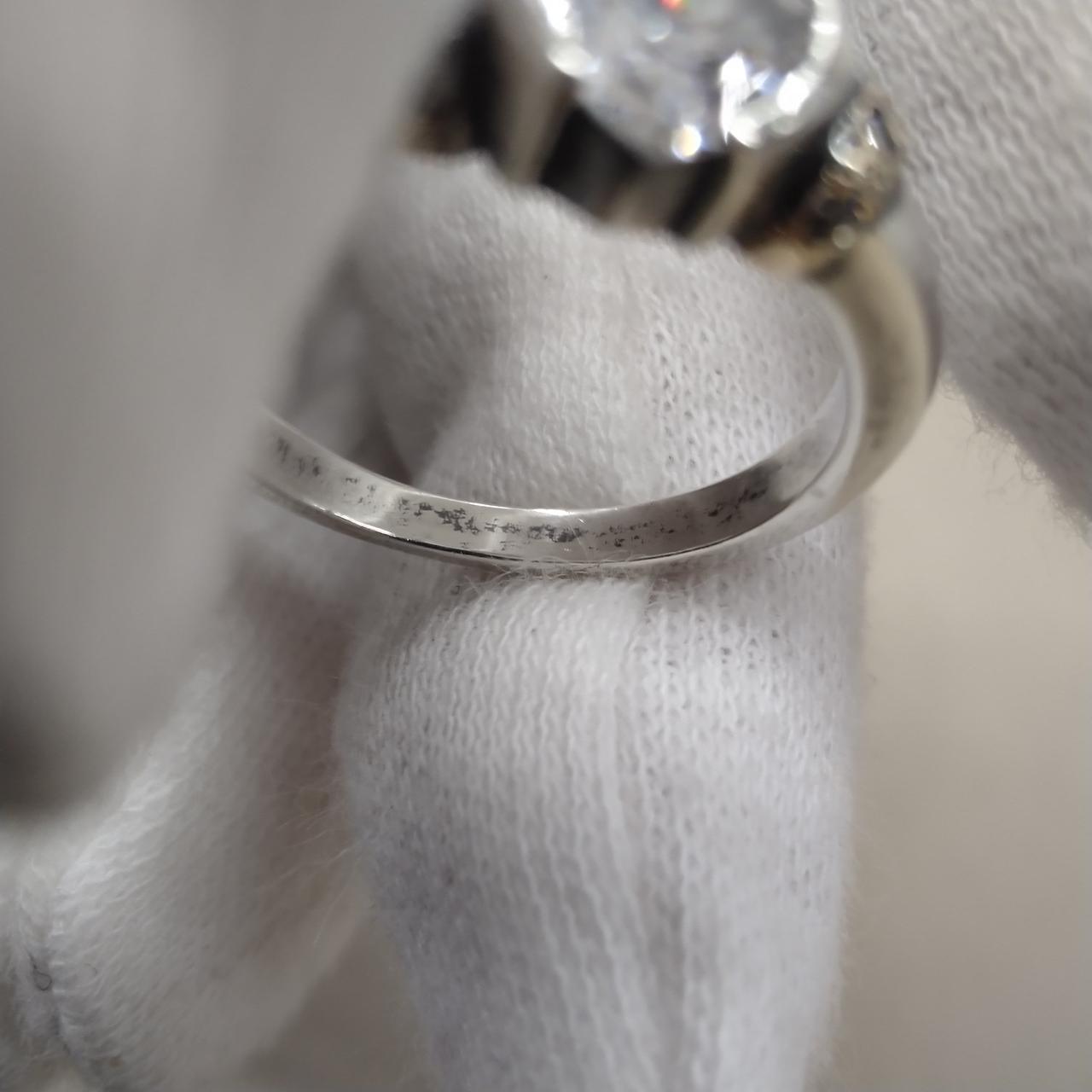 内部に傷が多数見られます。