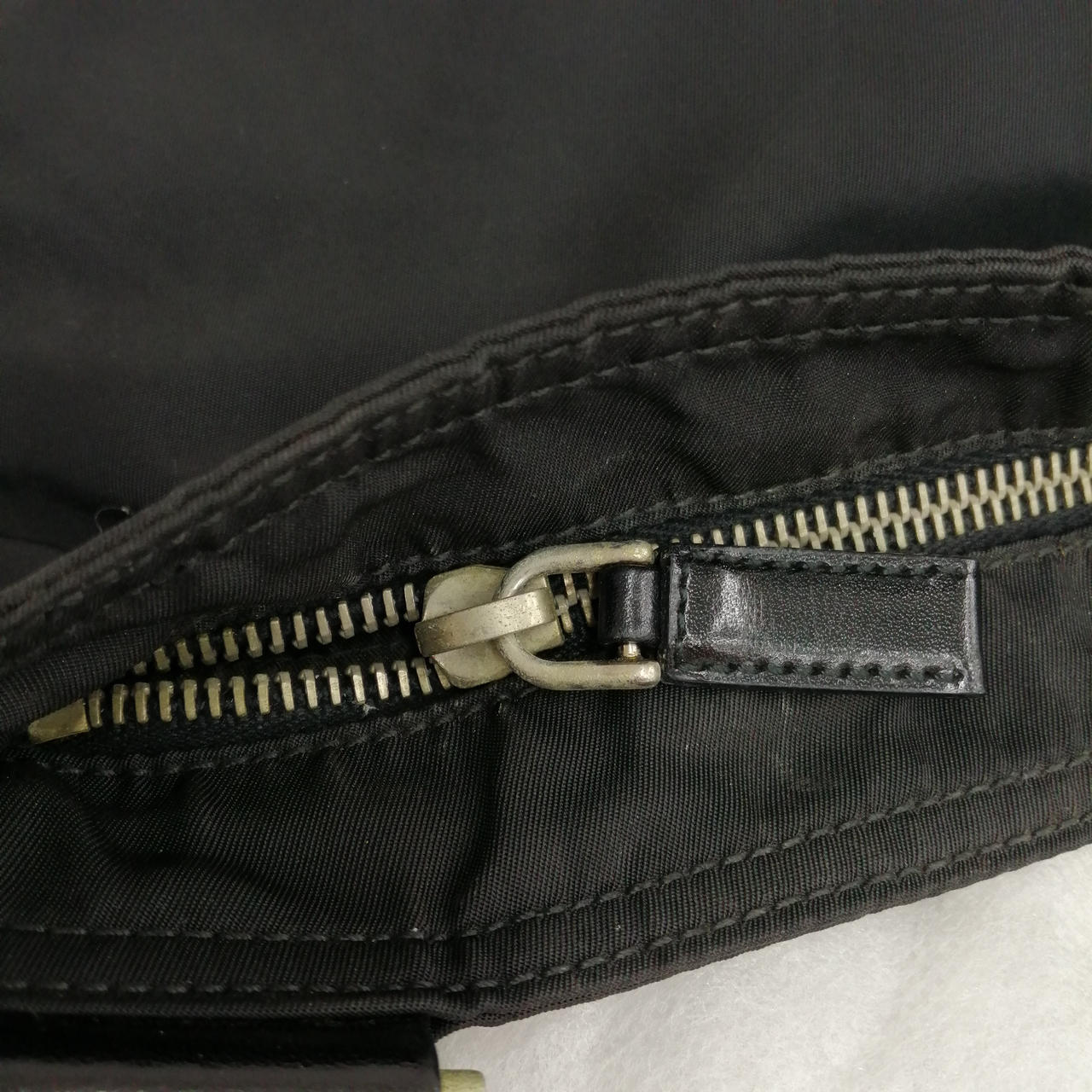 ジッパー劣化あり、やや開け閉めし難い