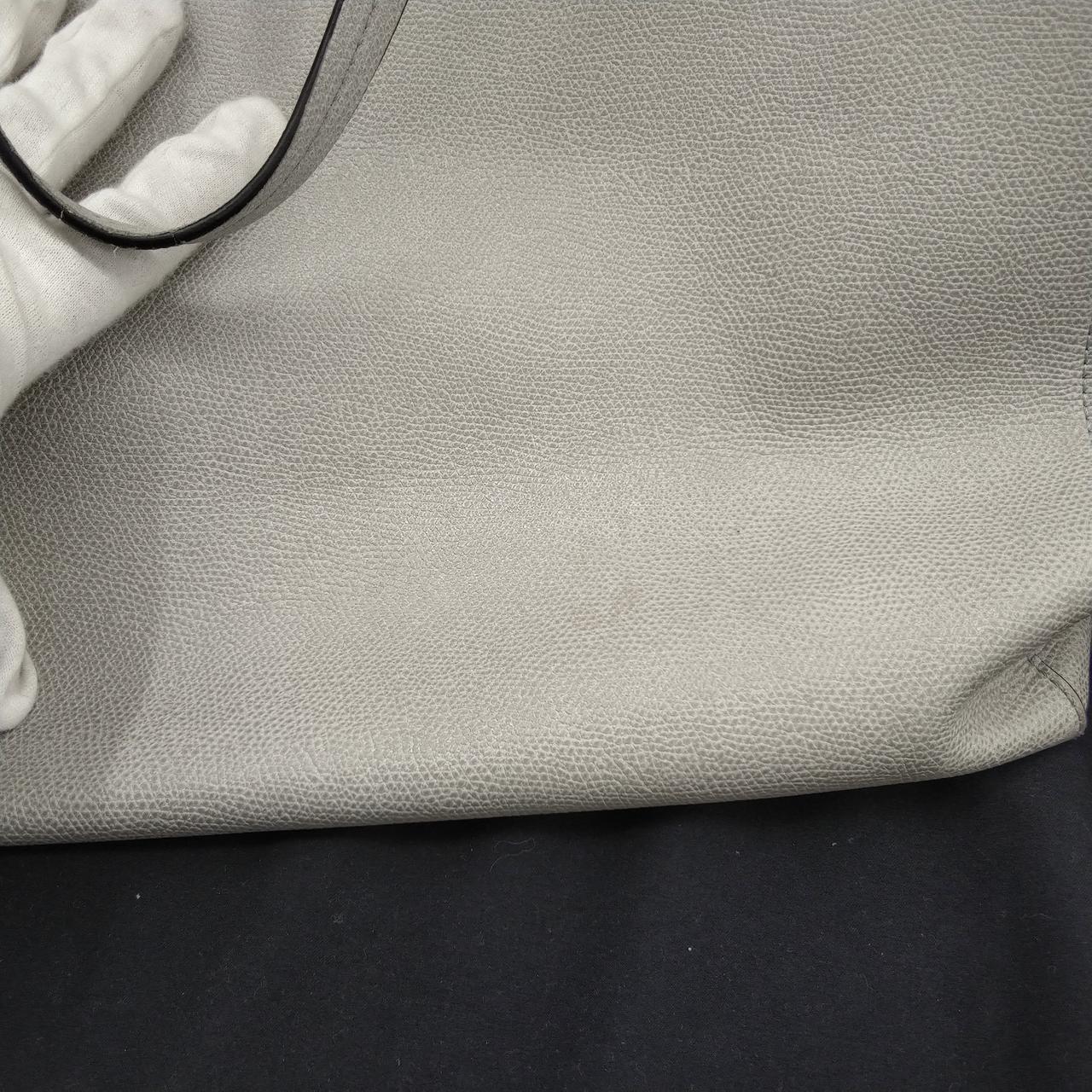 茶色く汚れがついています。