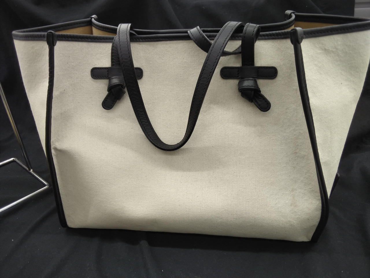 持ちて留め部分に引っ掻き傷が見られます。