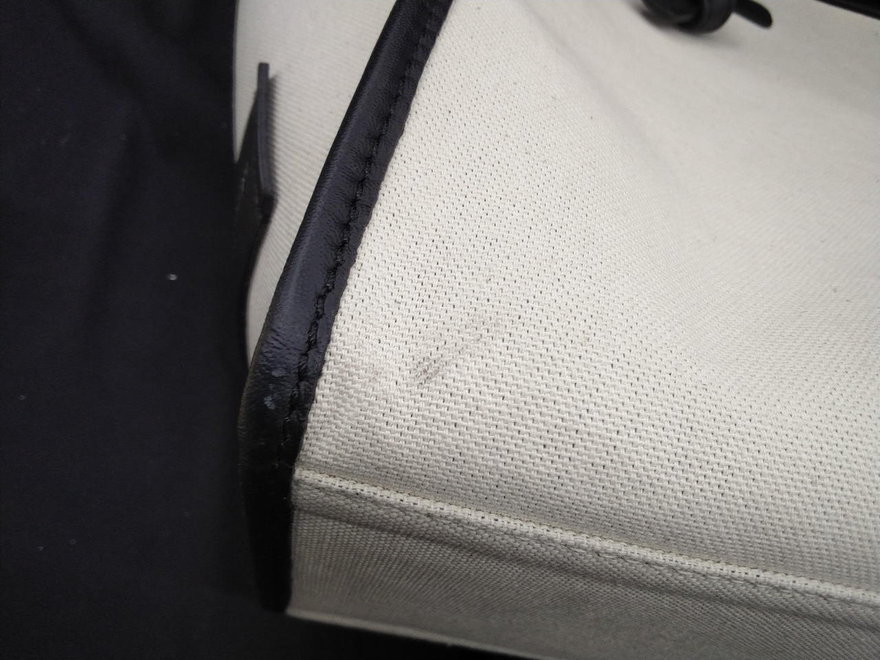 黒い汚れがあります。