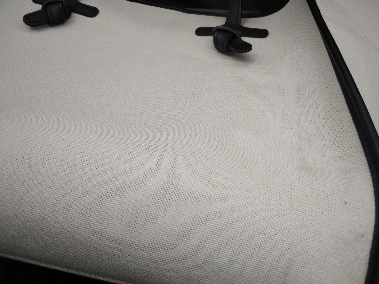 茶色い汚れが多数見られます。