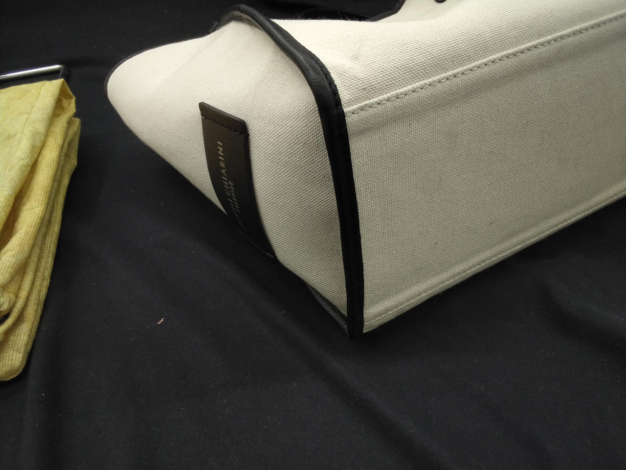 角スレが四方に見られます。