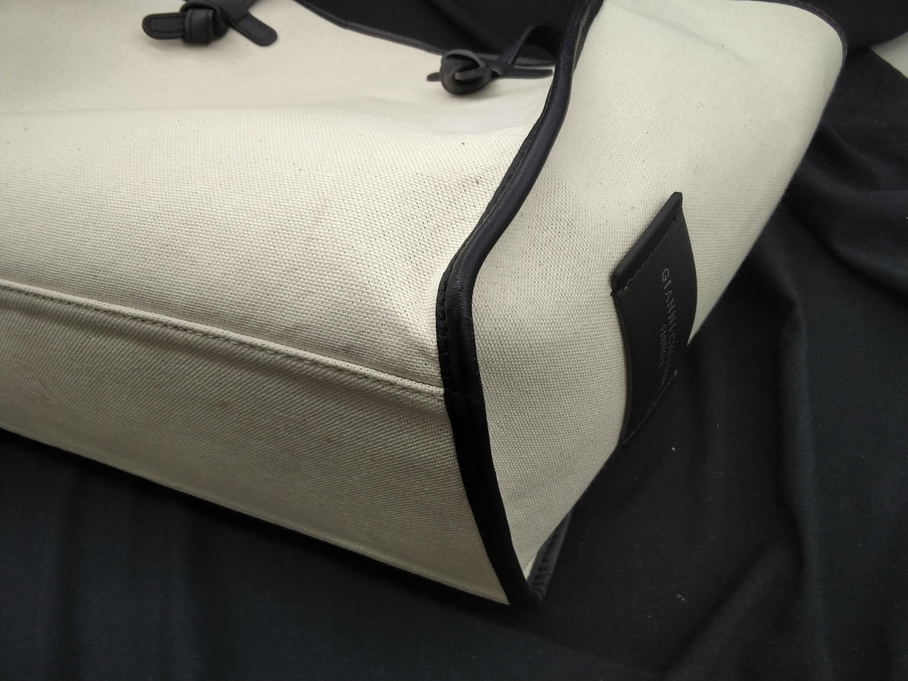 角スレが四方に見られます。