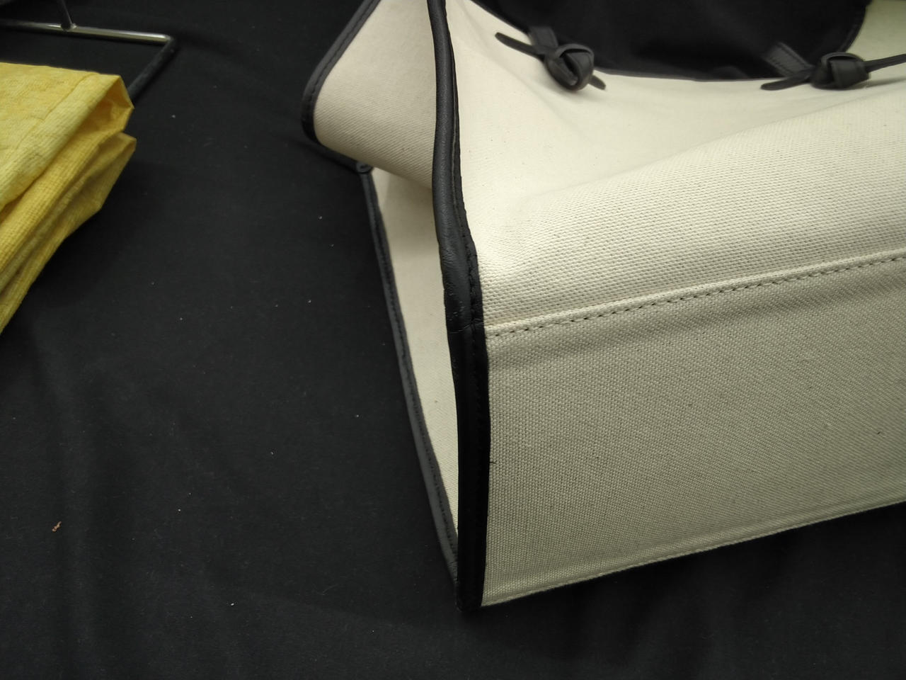 角スレが四方に見られます。