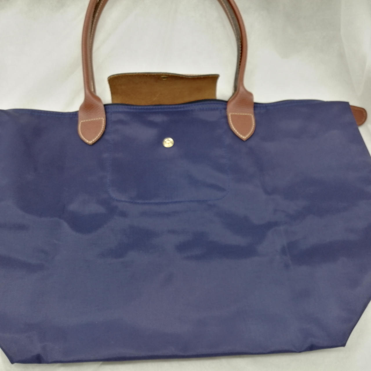 白い折り目と白い汚れがついています。