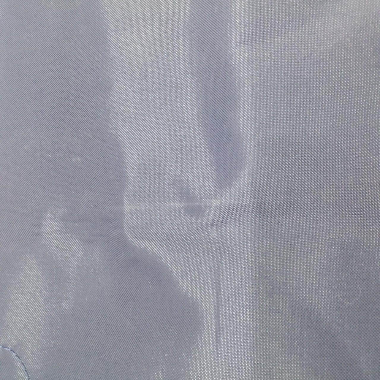 白い折り目がついています。