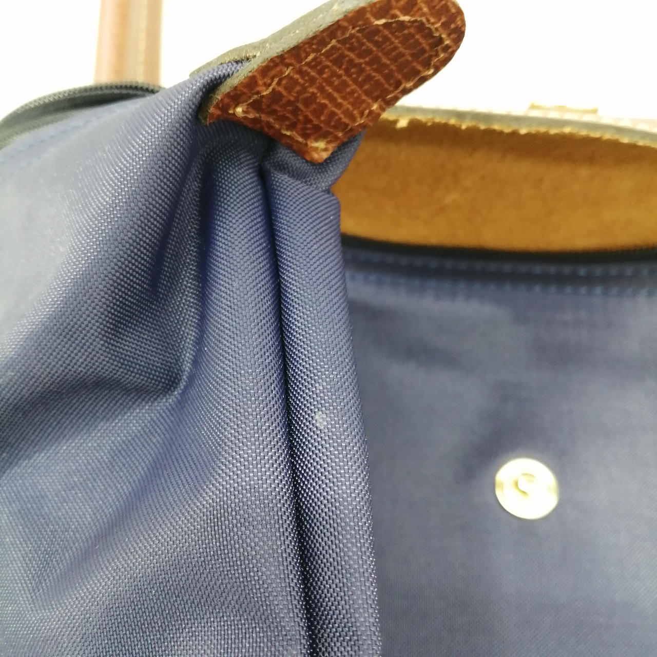 白い汚れがついています。