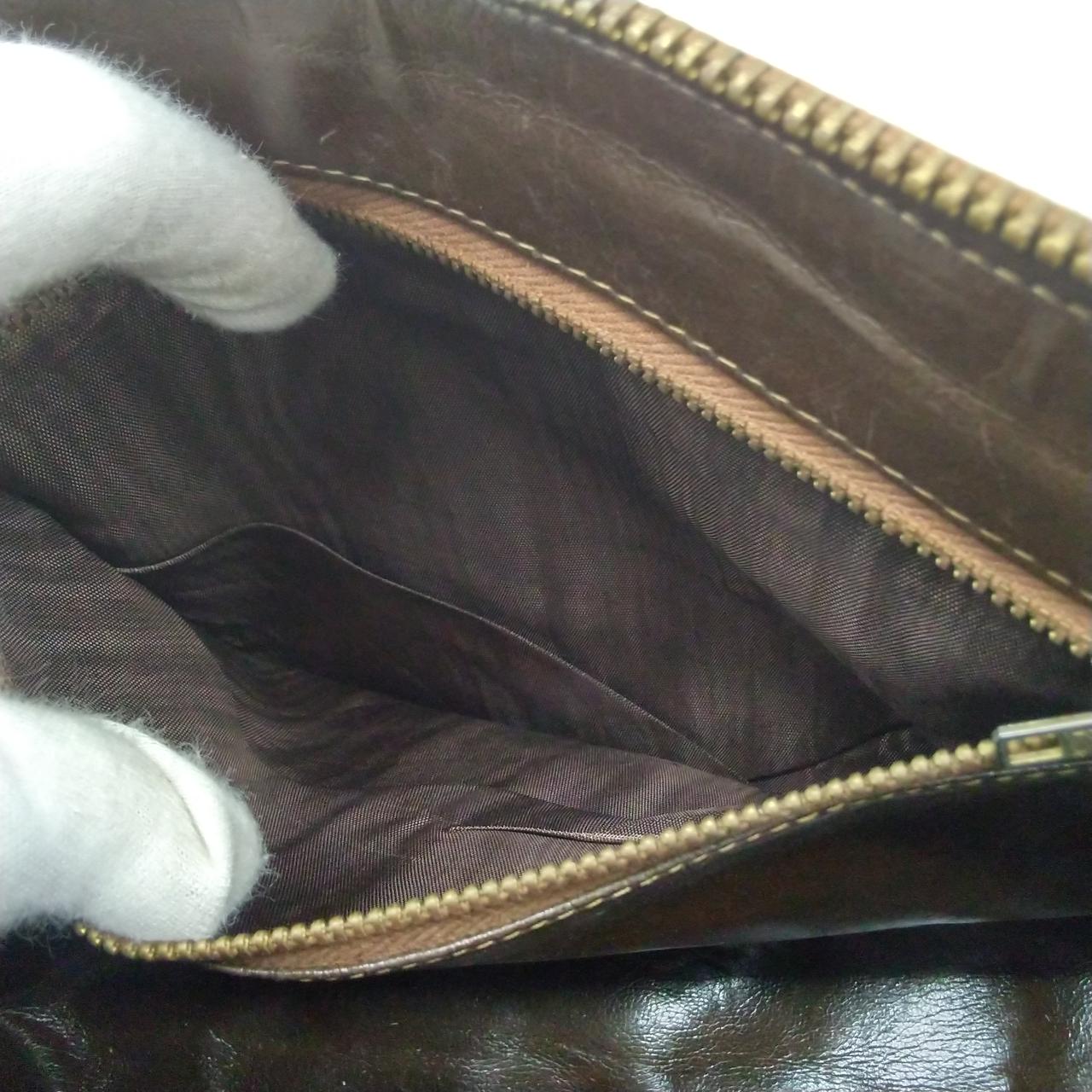 ひび割れ、傷が多数あります。