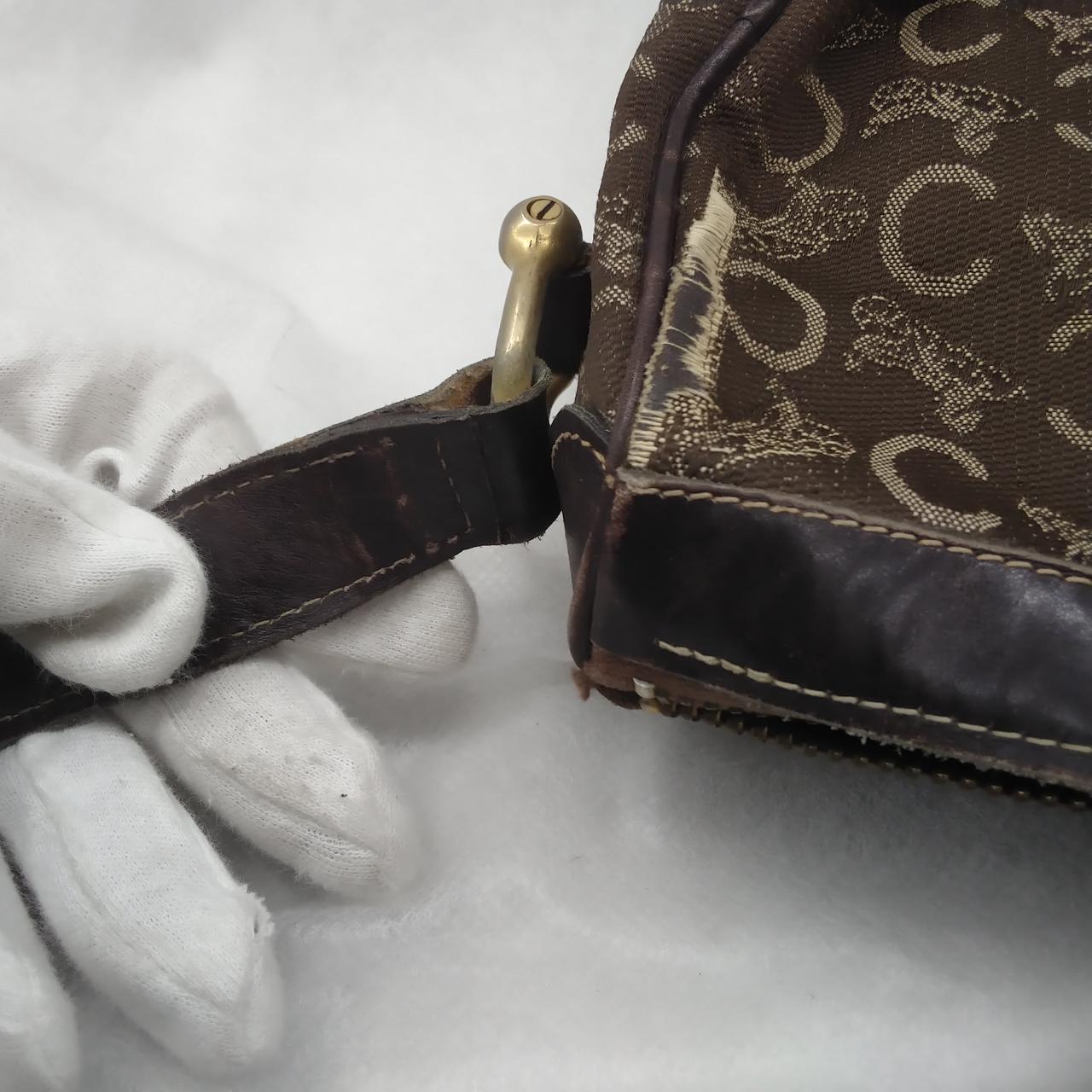 破れ、金属部分に傷があります。