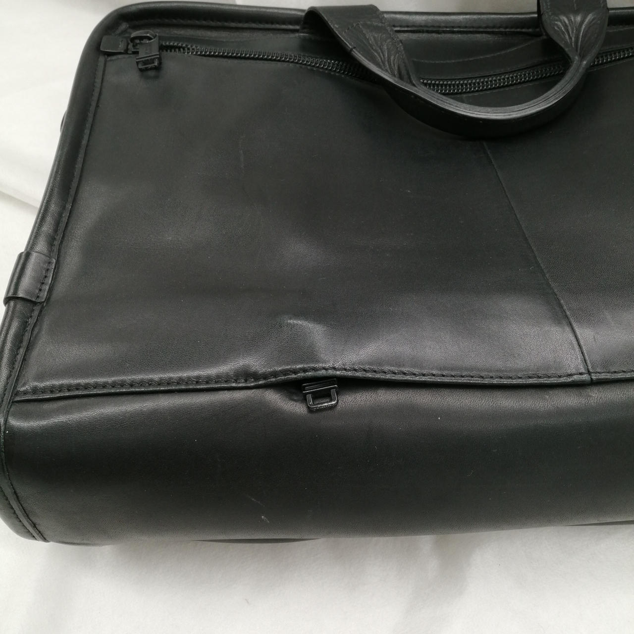 ファスナー跡が付いています