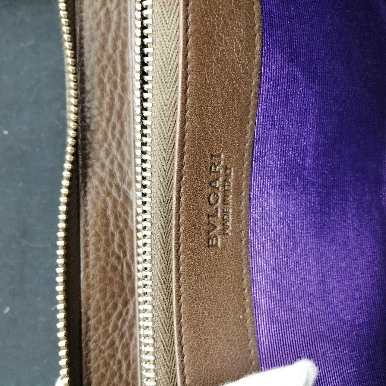 白いシミがみられます。