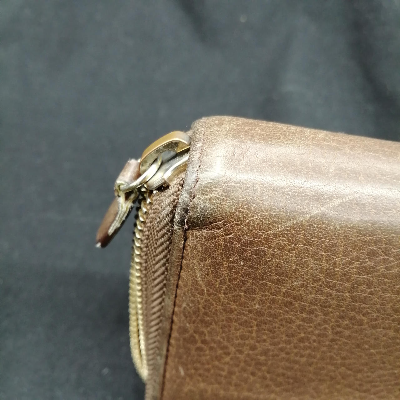 四方に角スレがみられます。