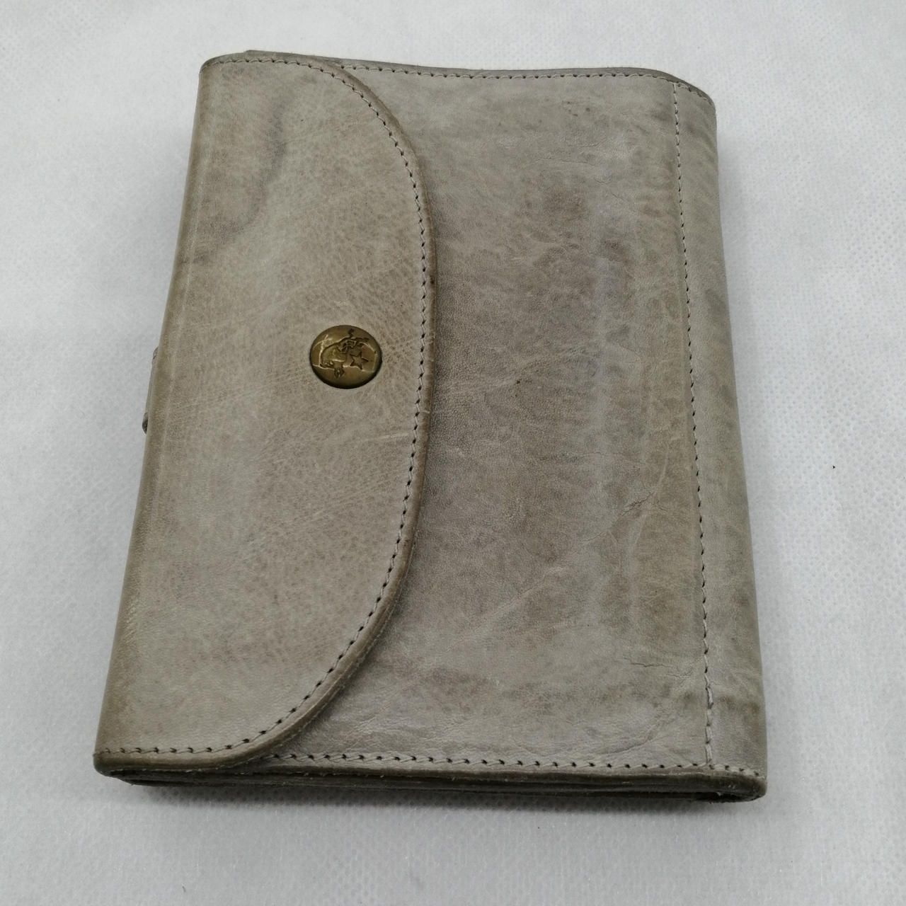 シミ、変色、凹み、小銭の形があります。