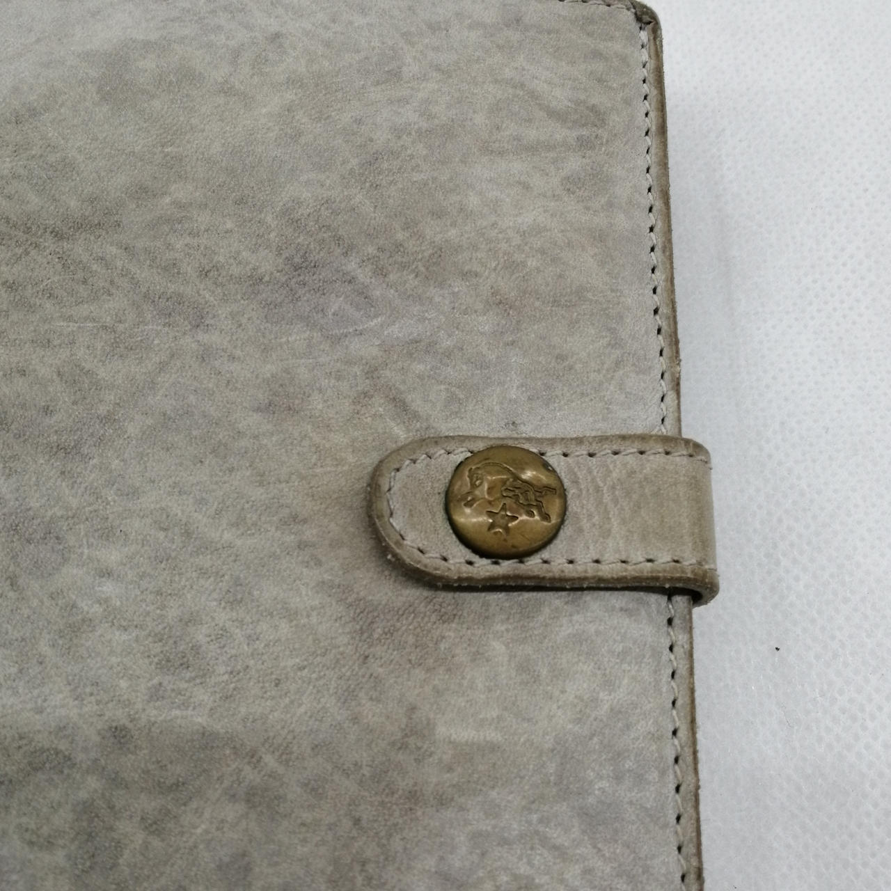 凹み、シミがあります。