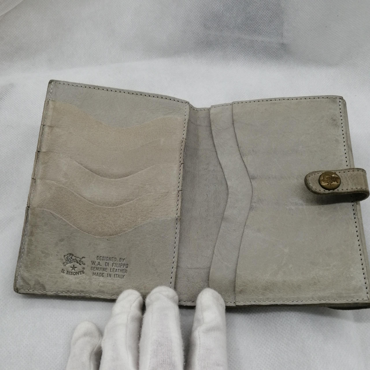 黒いシミが複数あります。