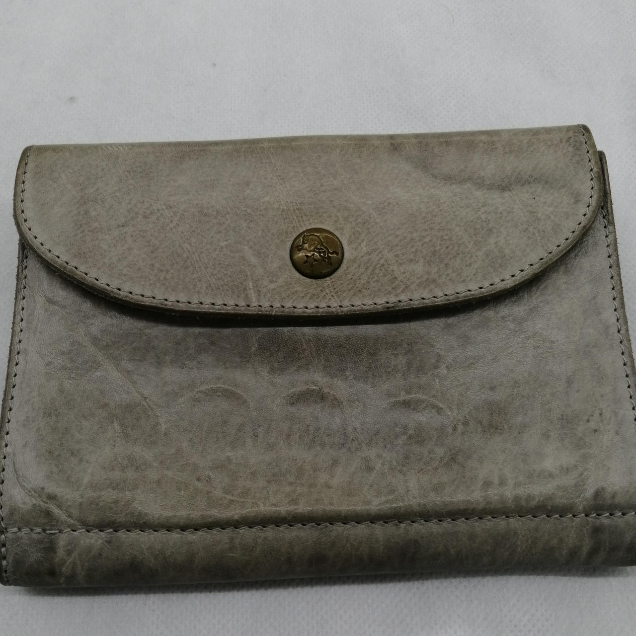 茶色いシミ、コインの形、凹みがみられます