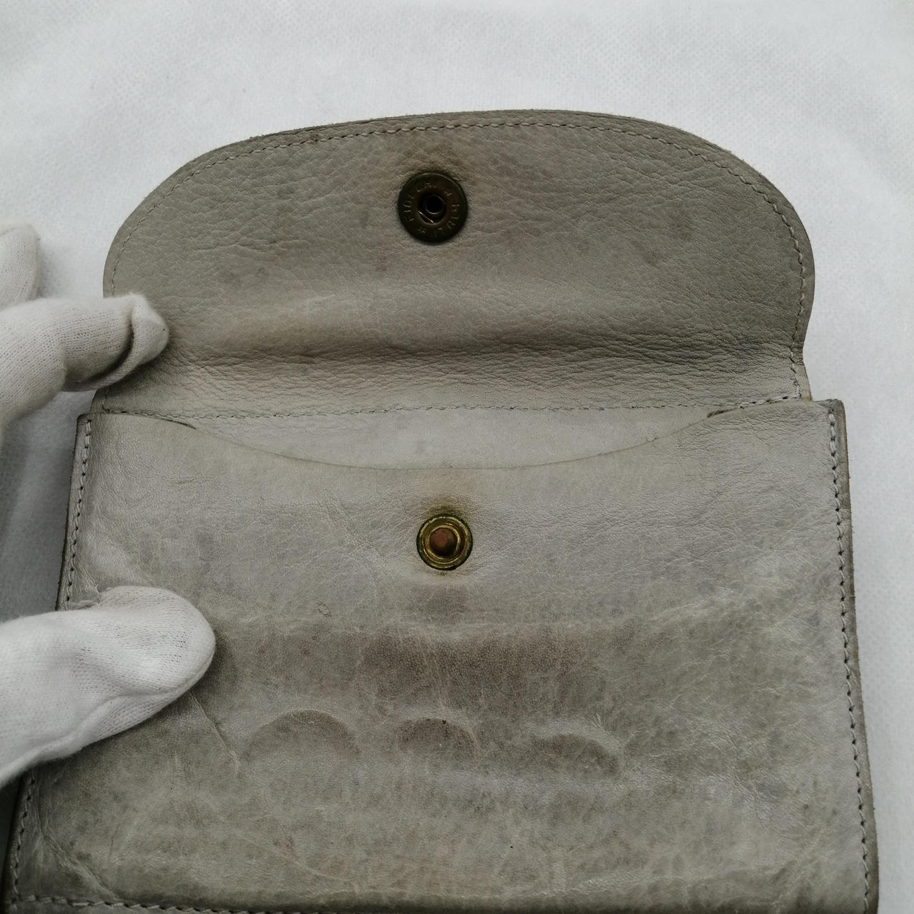 コイン跡、変色、シミが複数みられます。