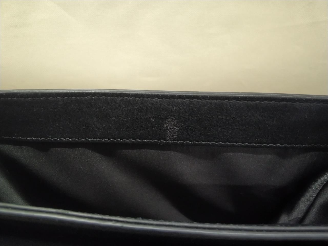 内側手前に変色あり