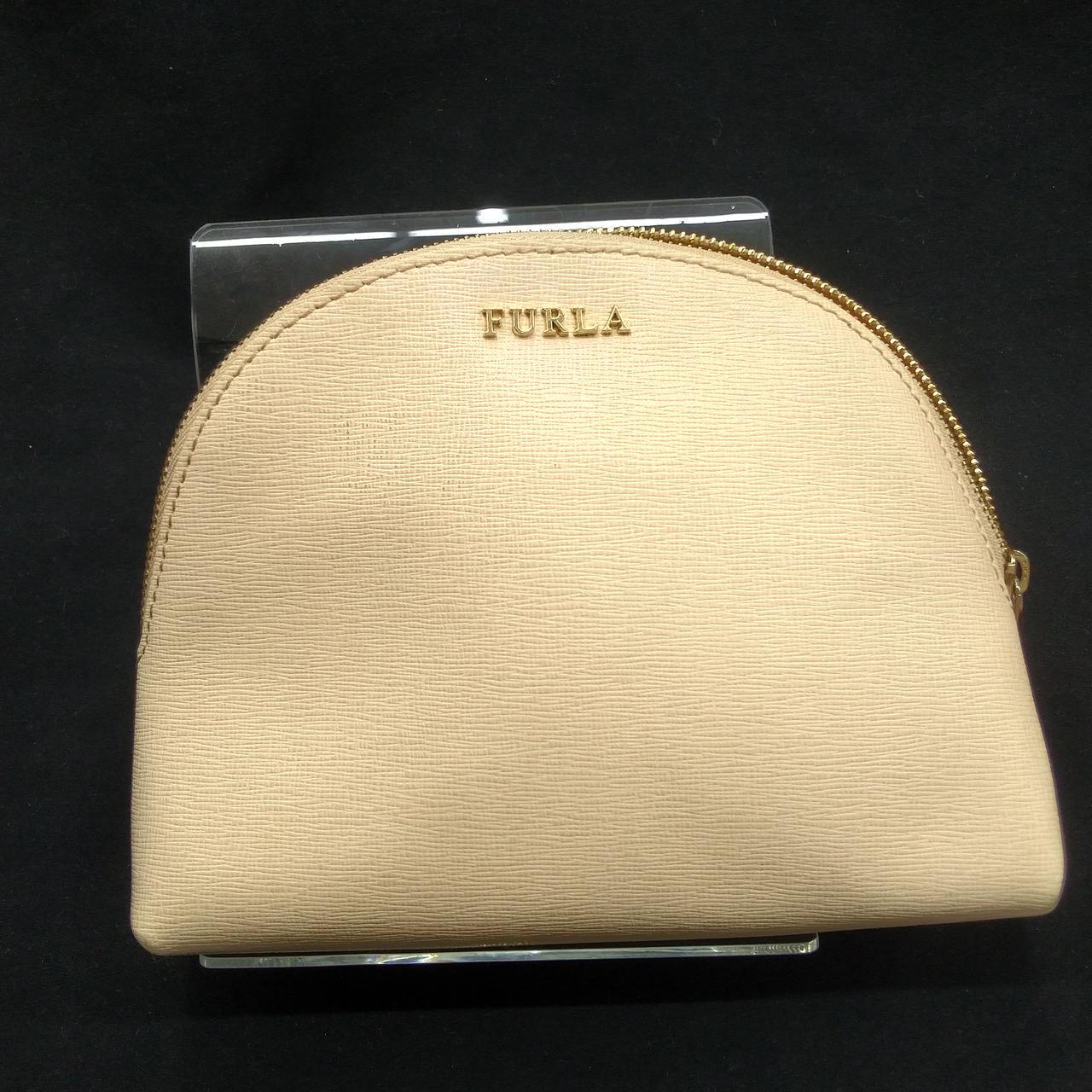 黒い汚れがついています。