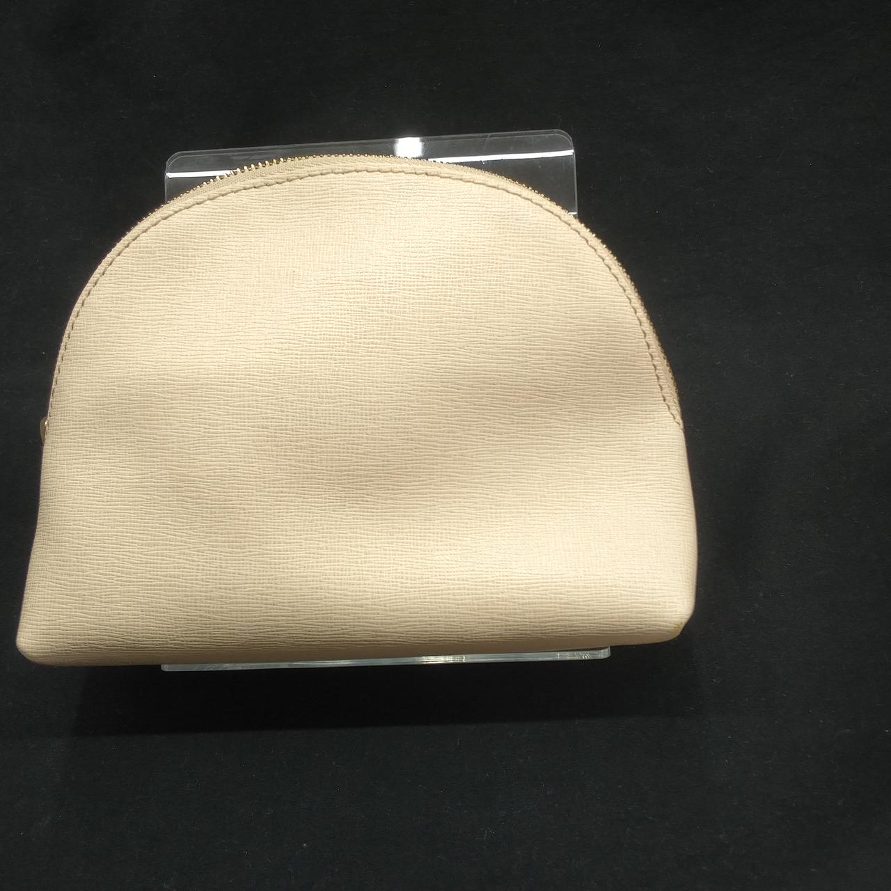 黒い汚れがついています。