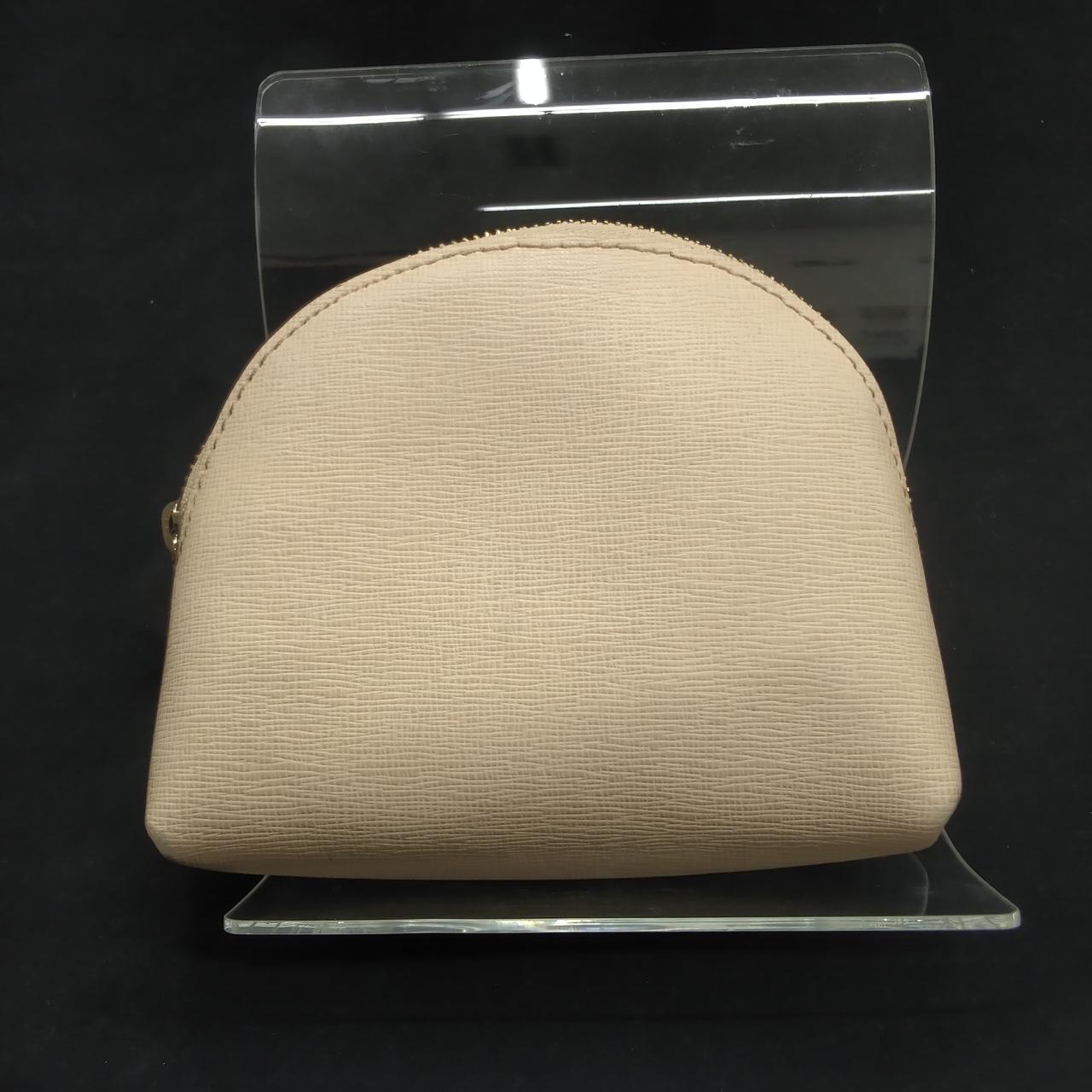 黒い汚れが多数あります。角擦れあります。