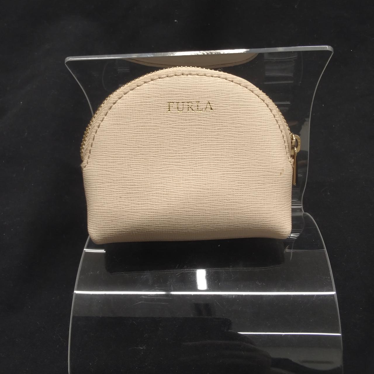 黄色い汚れがついています。