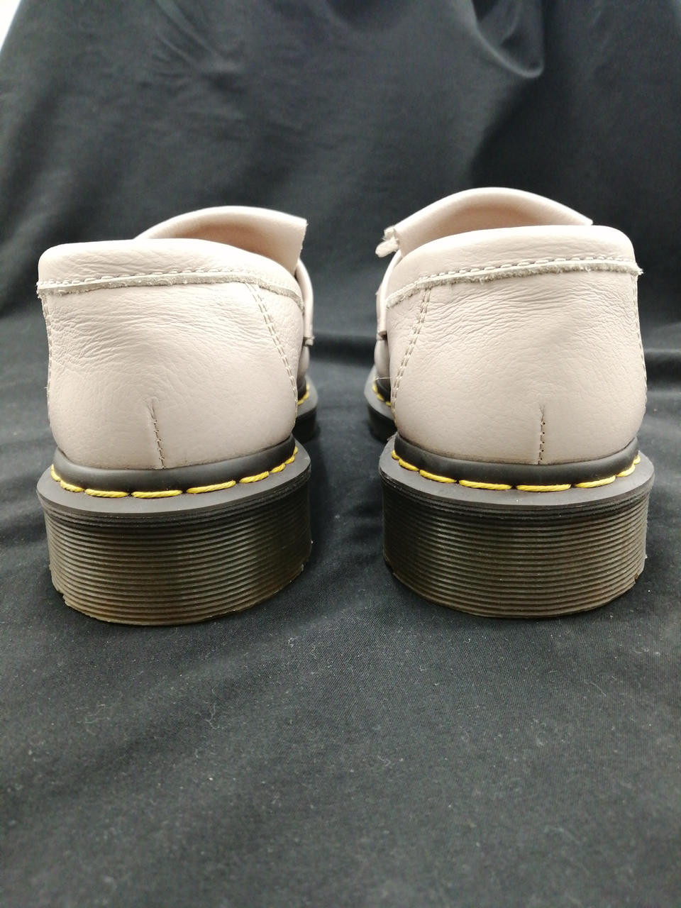 かかと部分が両方とも変形しています。