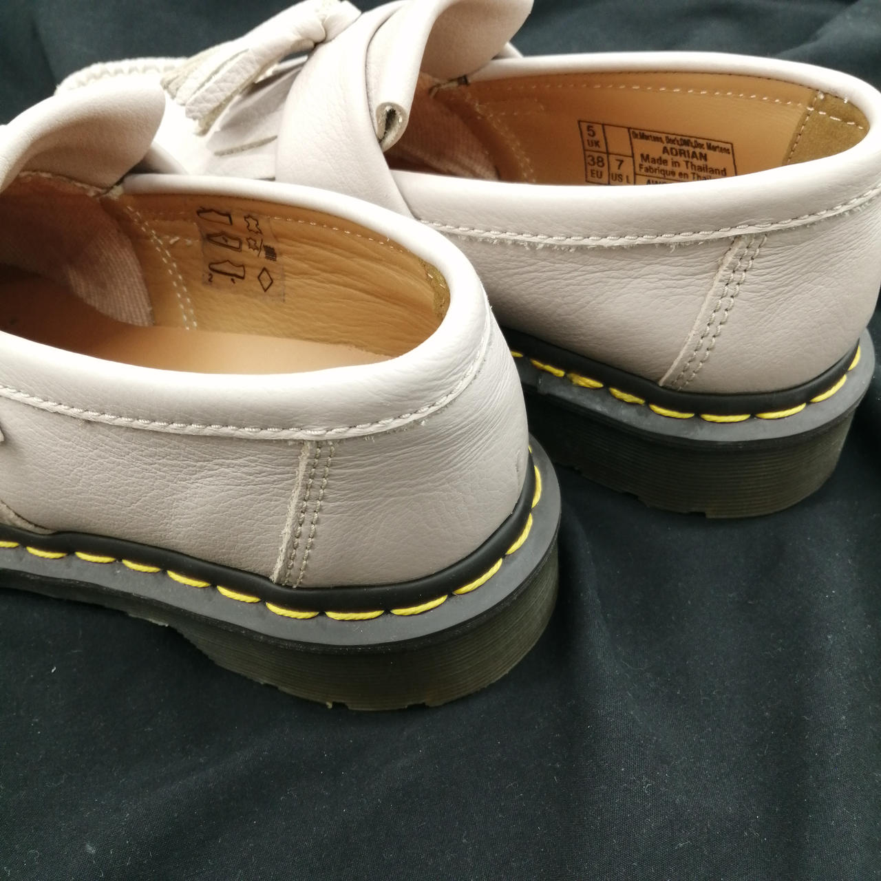 かかと部分が両方とも凹凸があります。