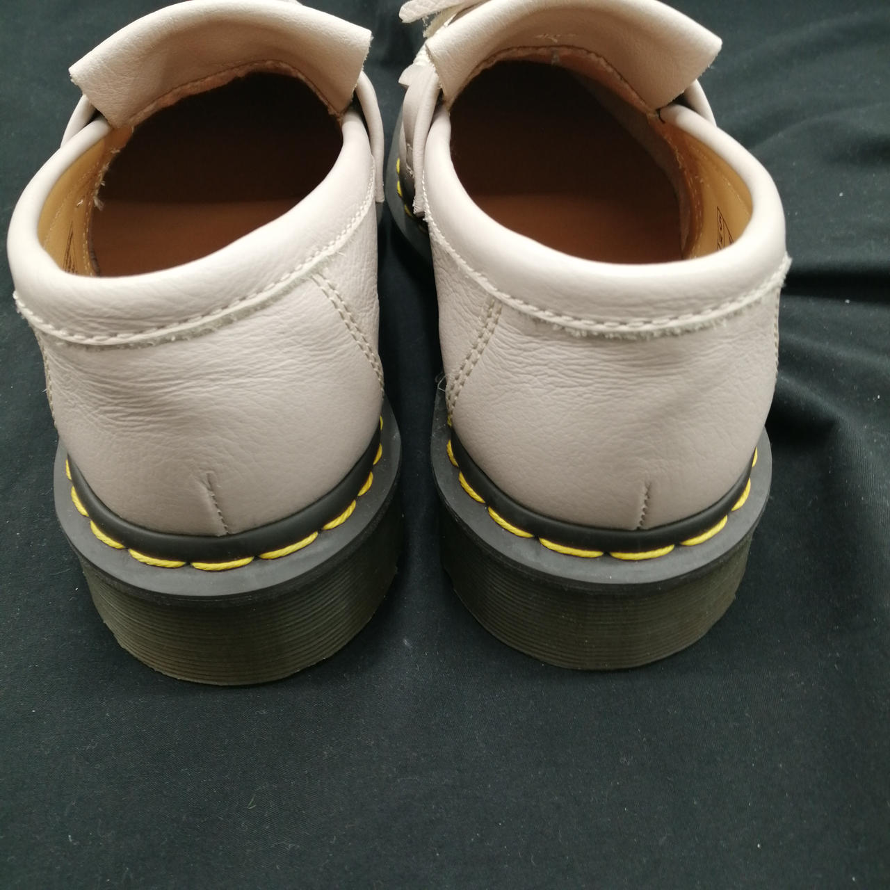 かかと部分が両方とも凹凸があります。