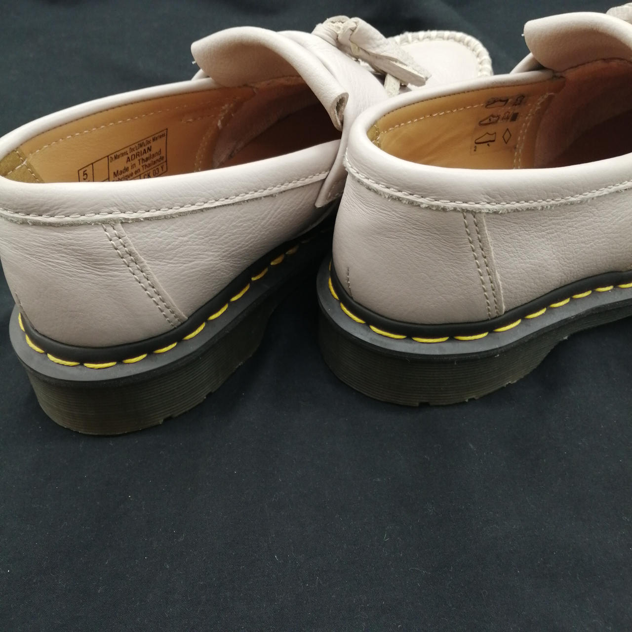 かかと部分が両方とも凹凸があります。