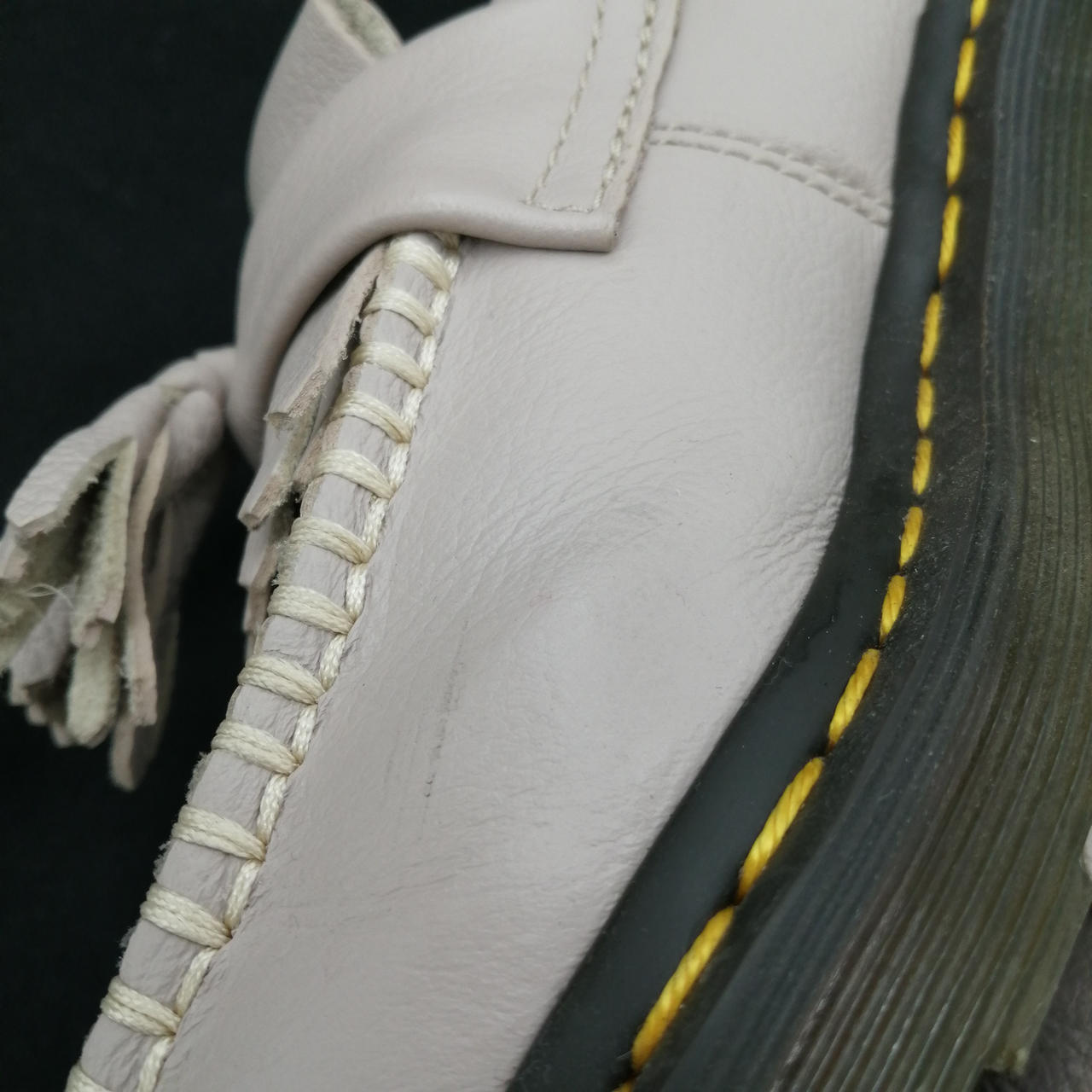 黒い傷、凹凸があります。