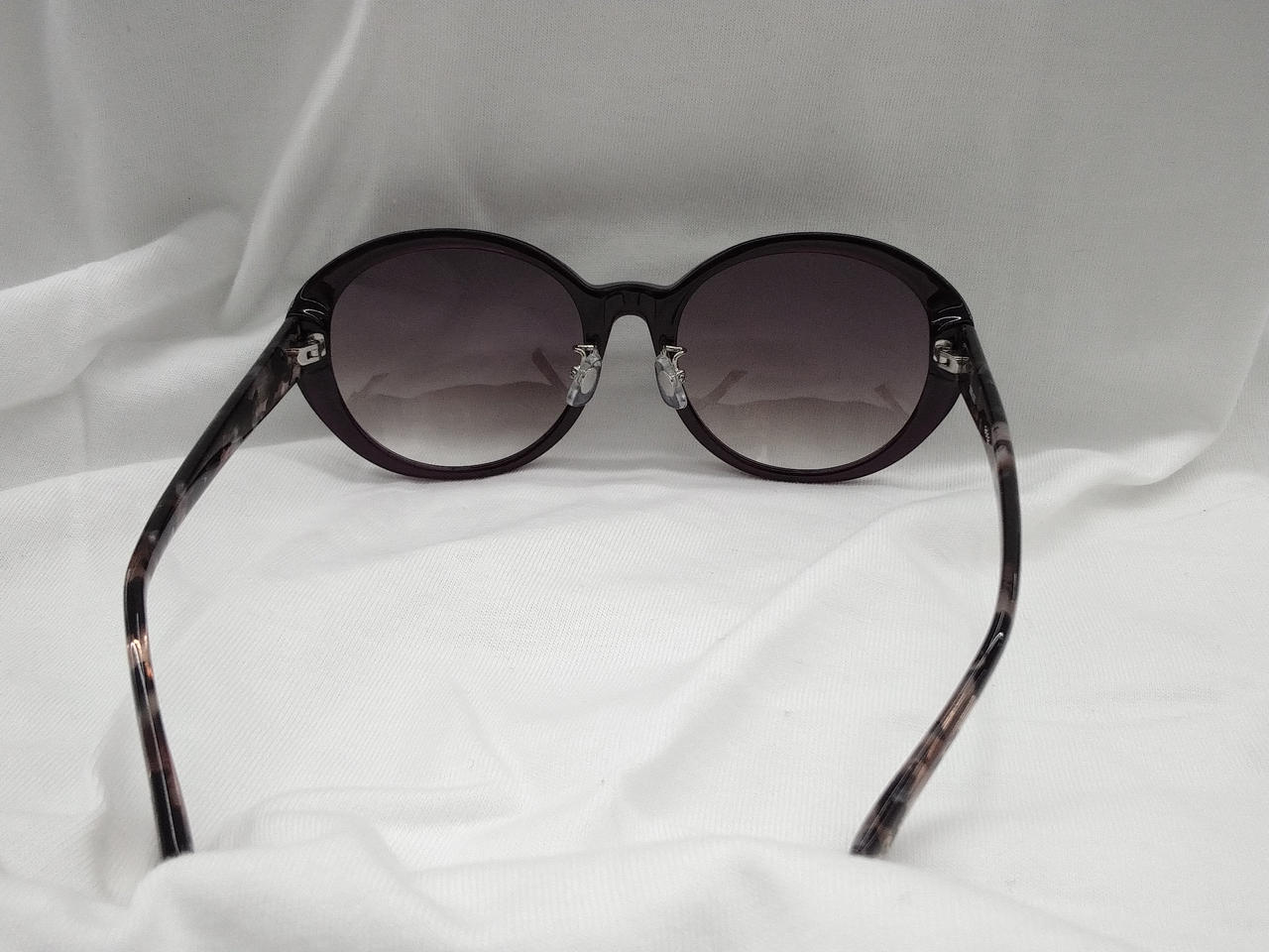 金属部分に歪みがあります。