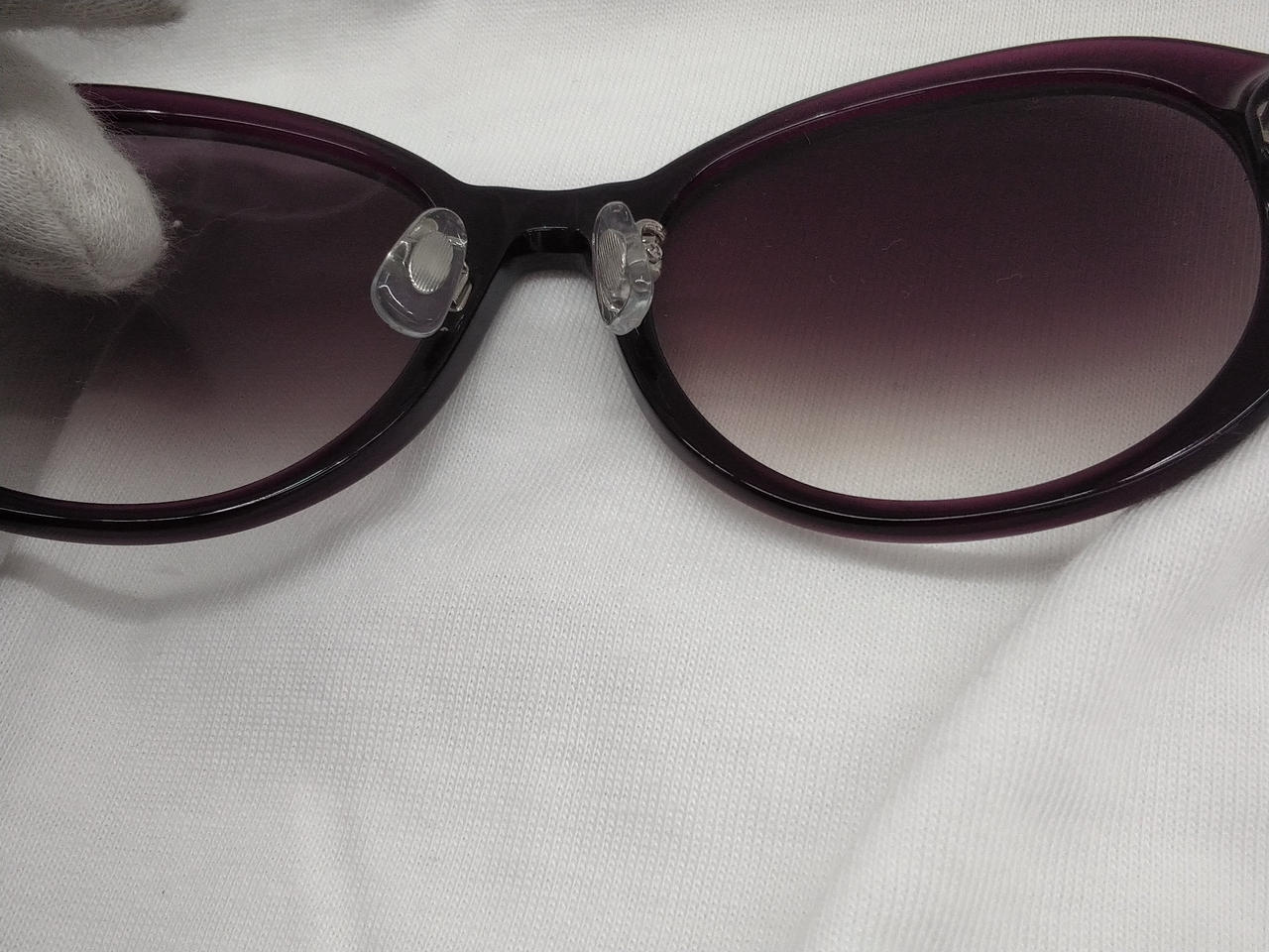 金属部分に歪みがあります。