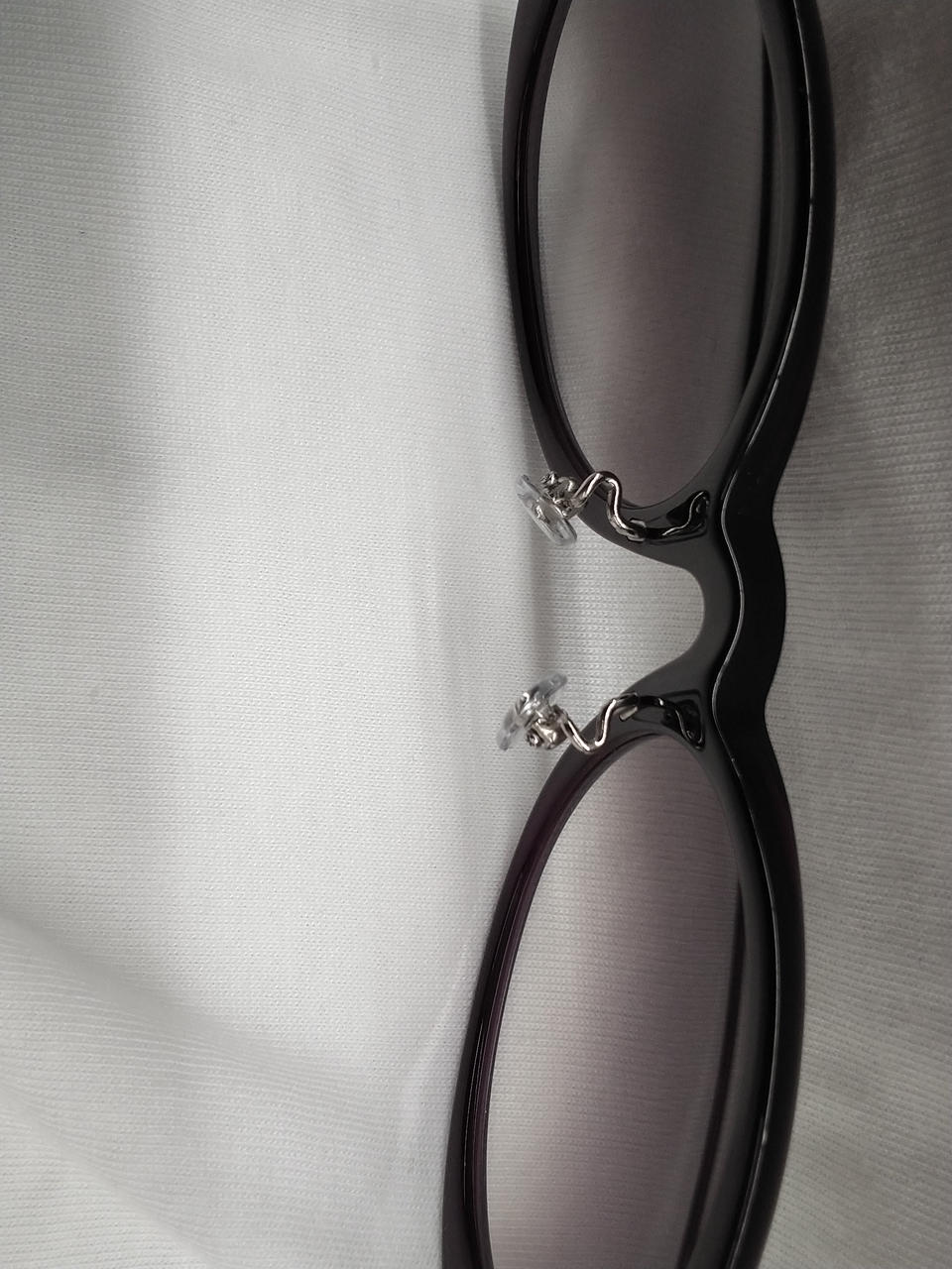 金属部分に歪みがあります。