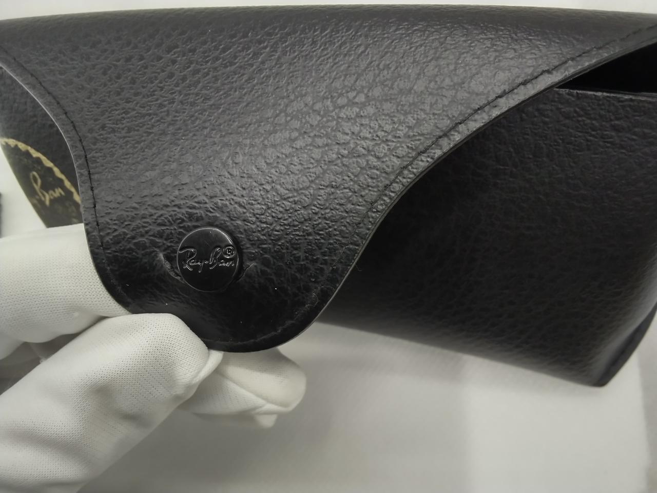 ケースボタン左付近破れあります。