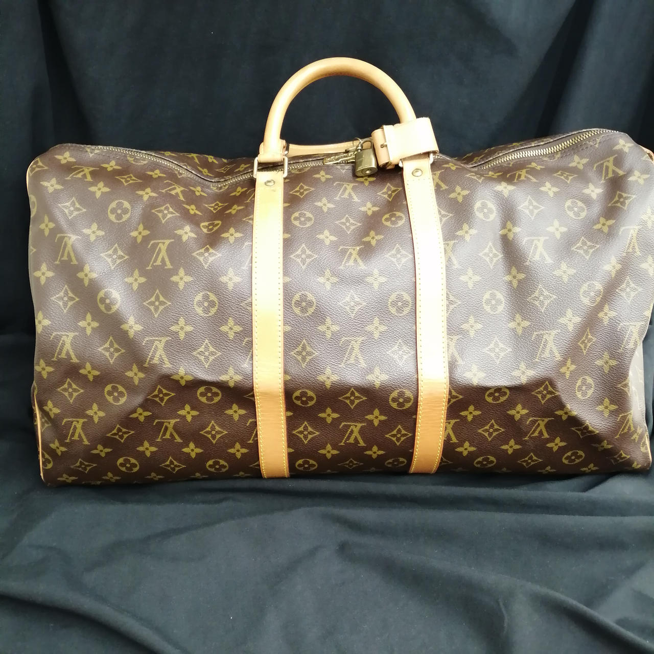 折り畳みの形跡があります。