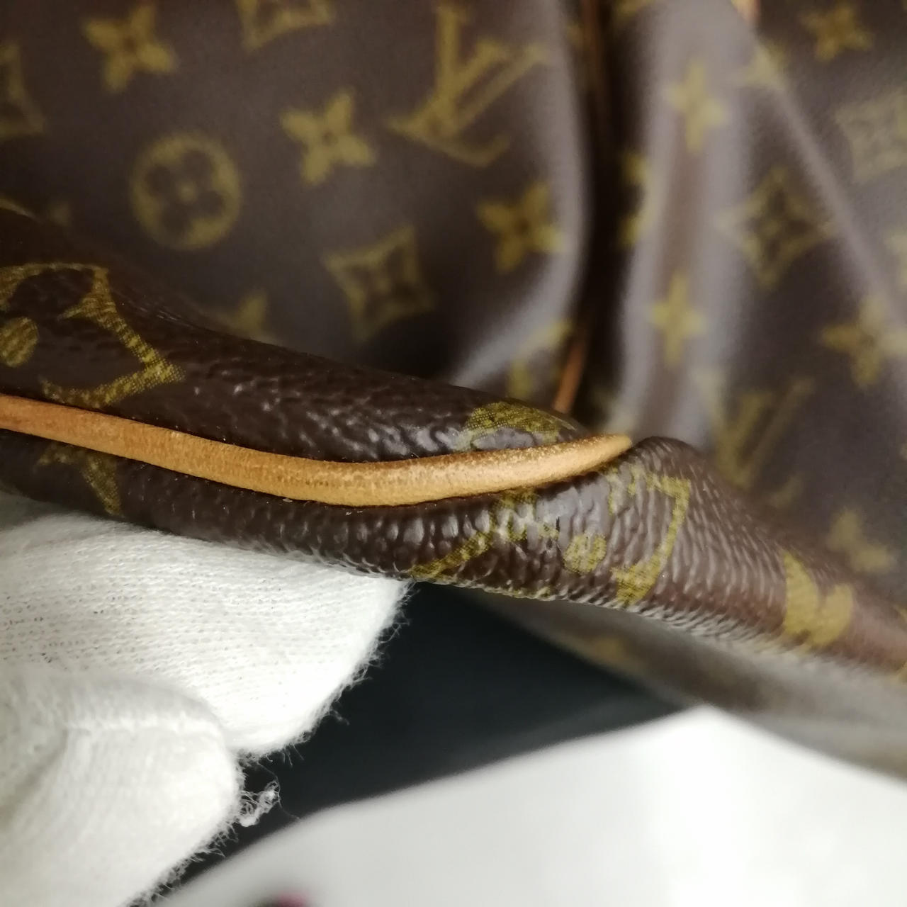 角スレがみられます。