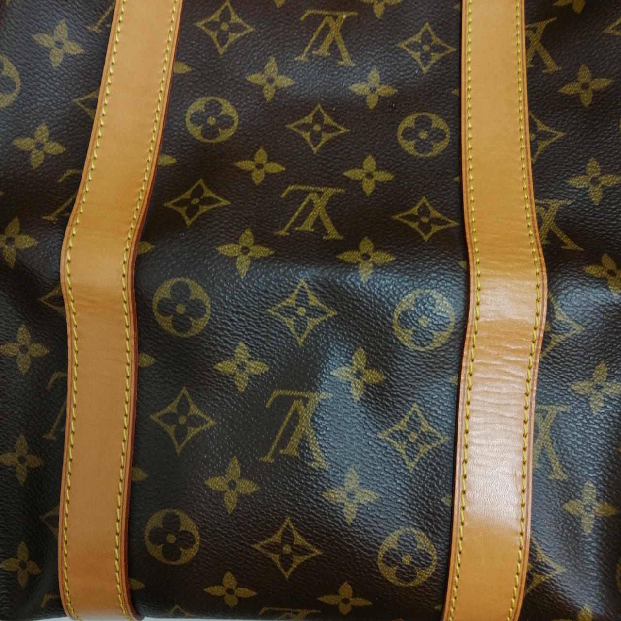 折りジワが多数みられます。