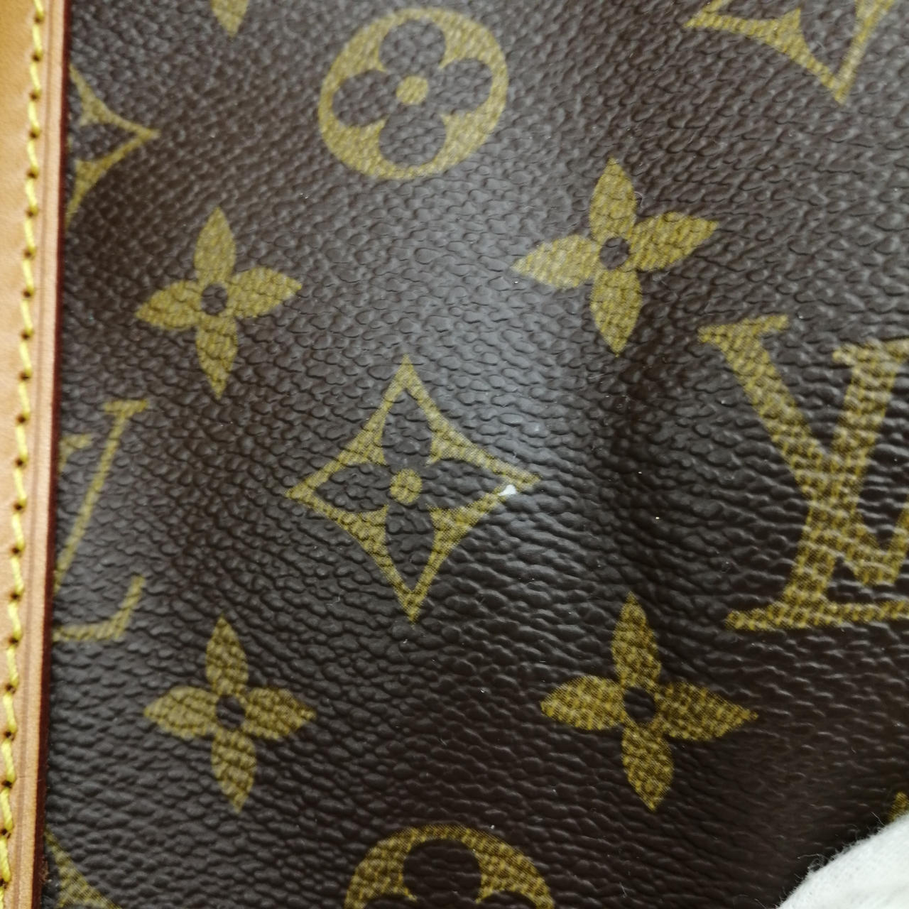 白い汚れがついています。