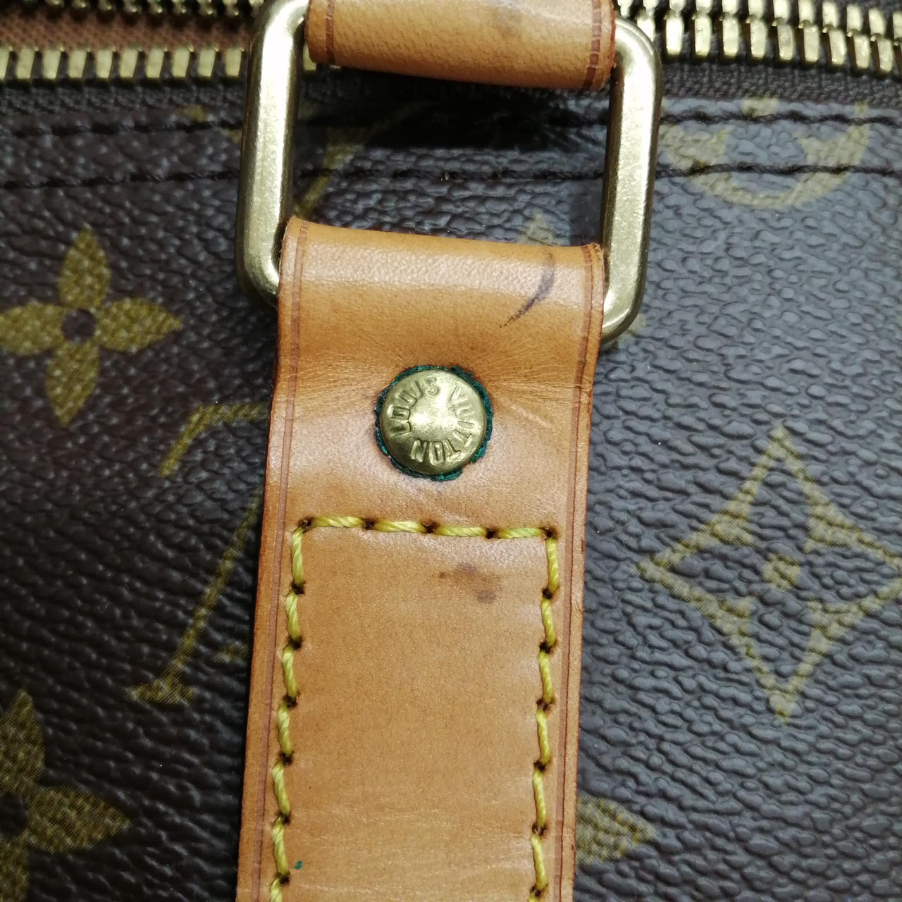 黒い汚れがついています。