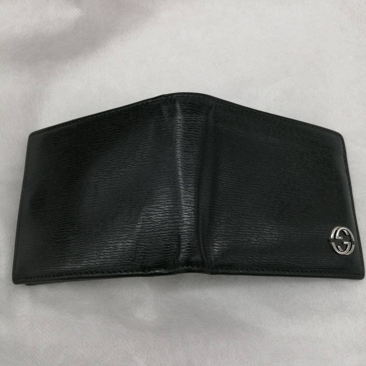 折りジワ角スレができています。