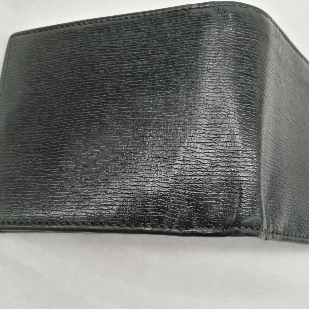 折りジワ角スレができています。