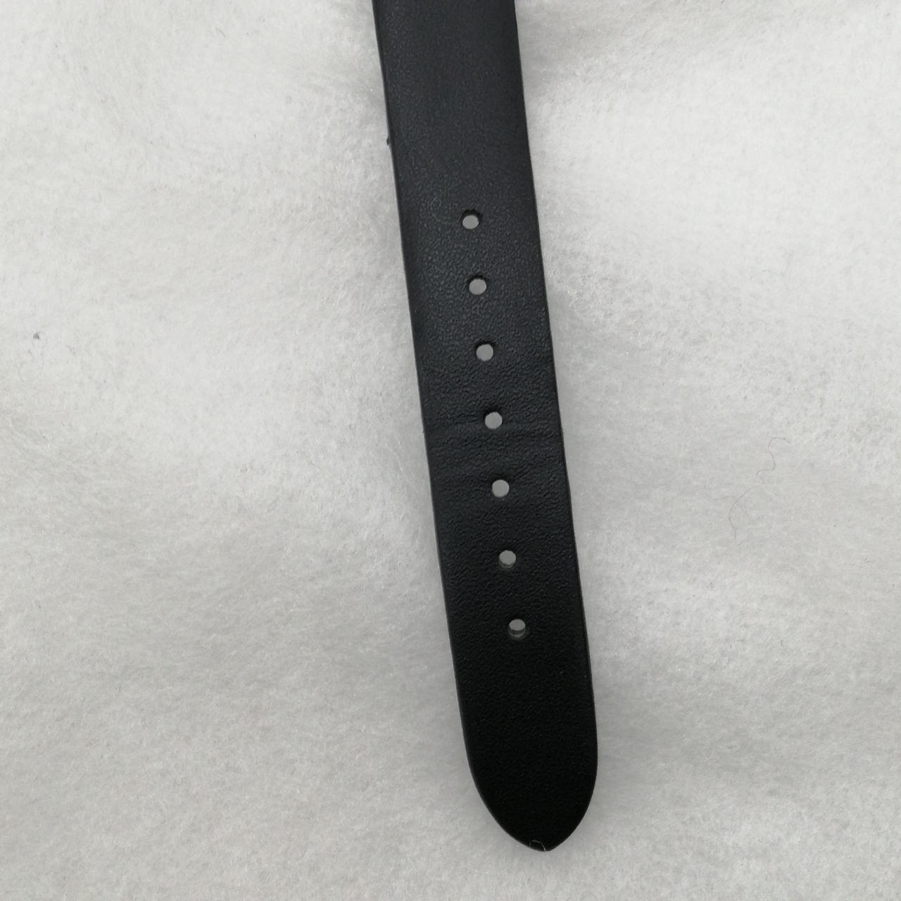 ベルト部分にしわと穴に広がりがあります。