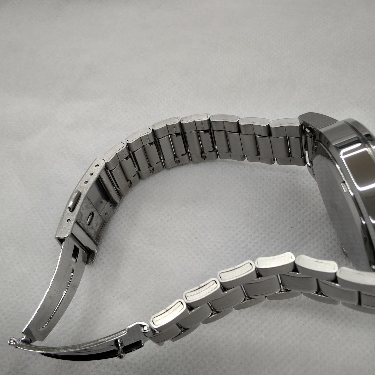 バックル裏に汚れがあります。