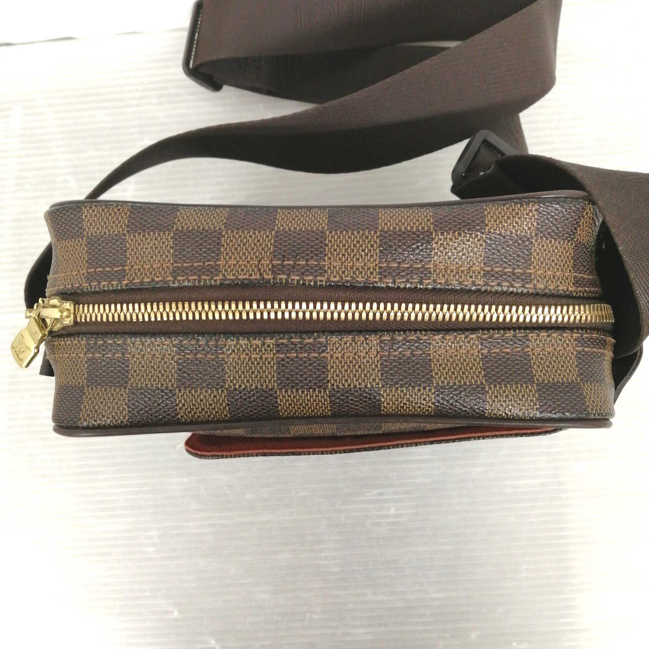 ファスナー付近に少々変色あります。