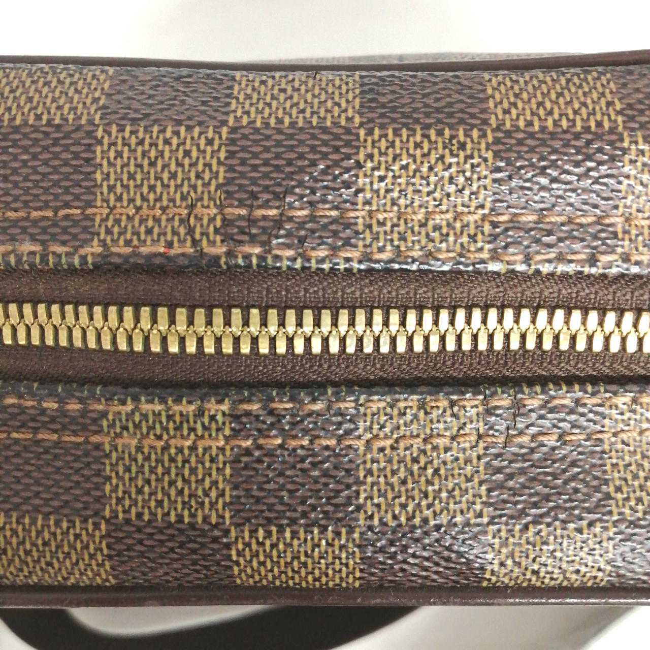 ファスナー付近にヒビ割れあります。