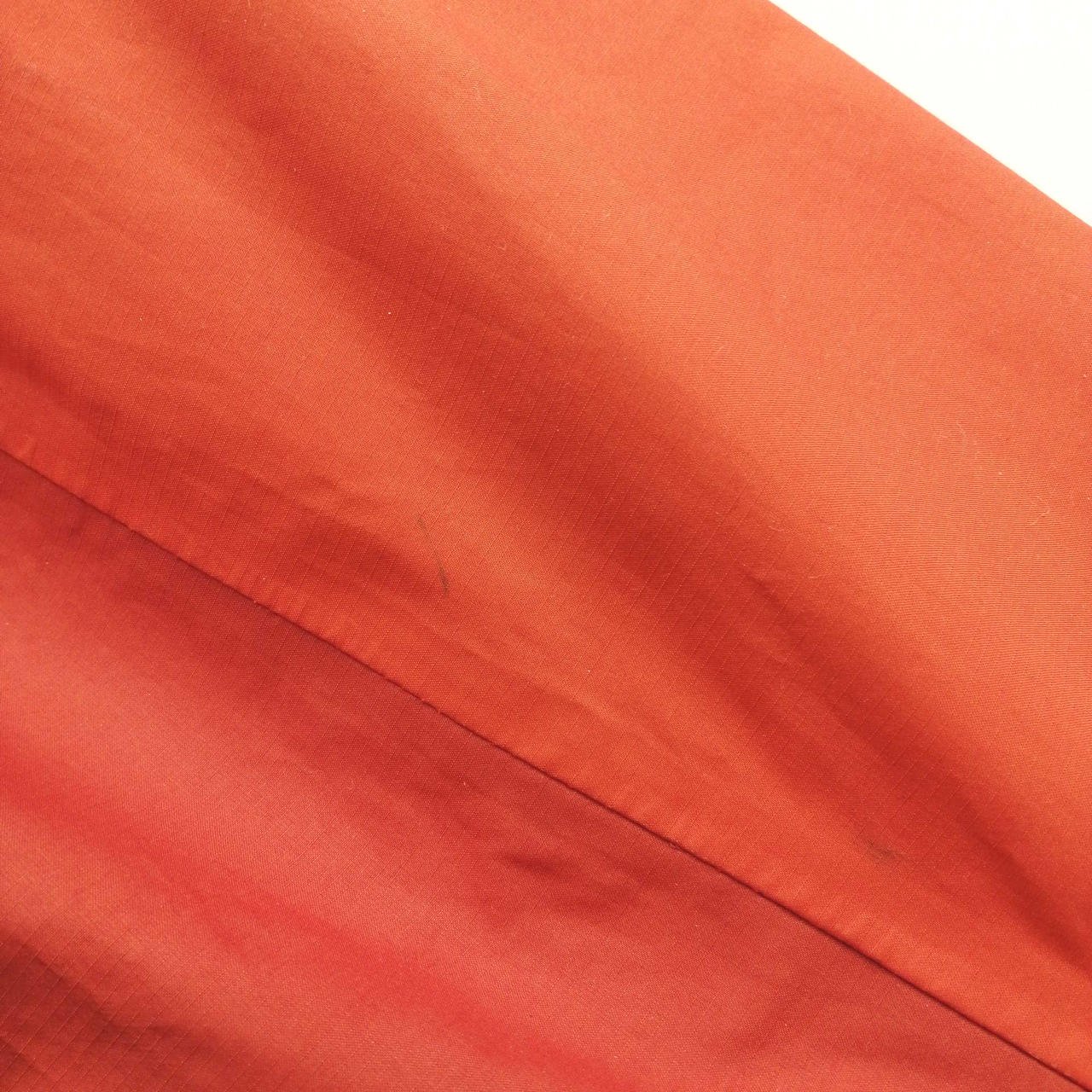 左袖に少し汚れと擦れがあります。