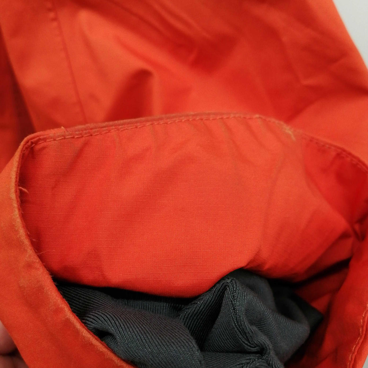 袖口にも少し汚れと擦れがあります。